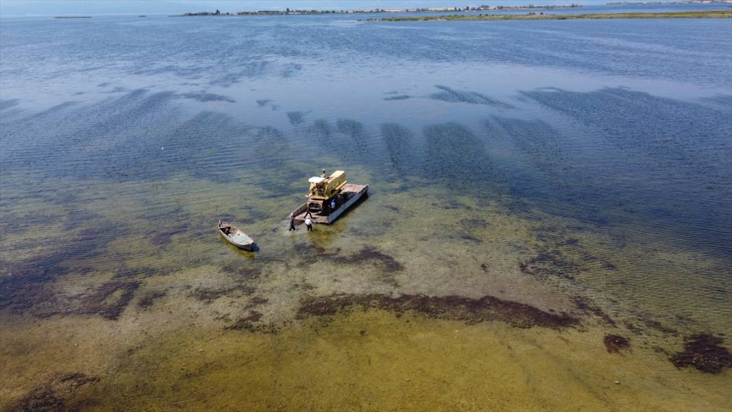 Adadaki hasadı tamamlayan biçerdöver Beyşehir Gölü'nde "yüzdürülerek" karşı kıyıya geçirildi 12