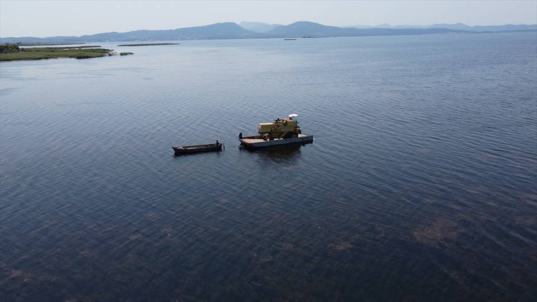 Adadaki hasadı tamamlayan biçerdöver Beyşehir Gölü'nde "yüzdürülerek" karşı kıyıya geçirildi 17