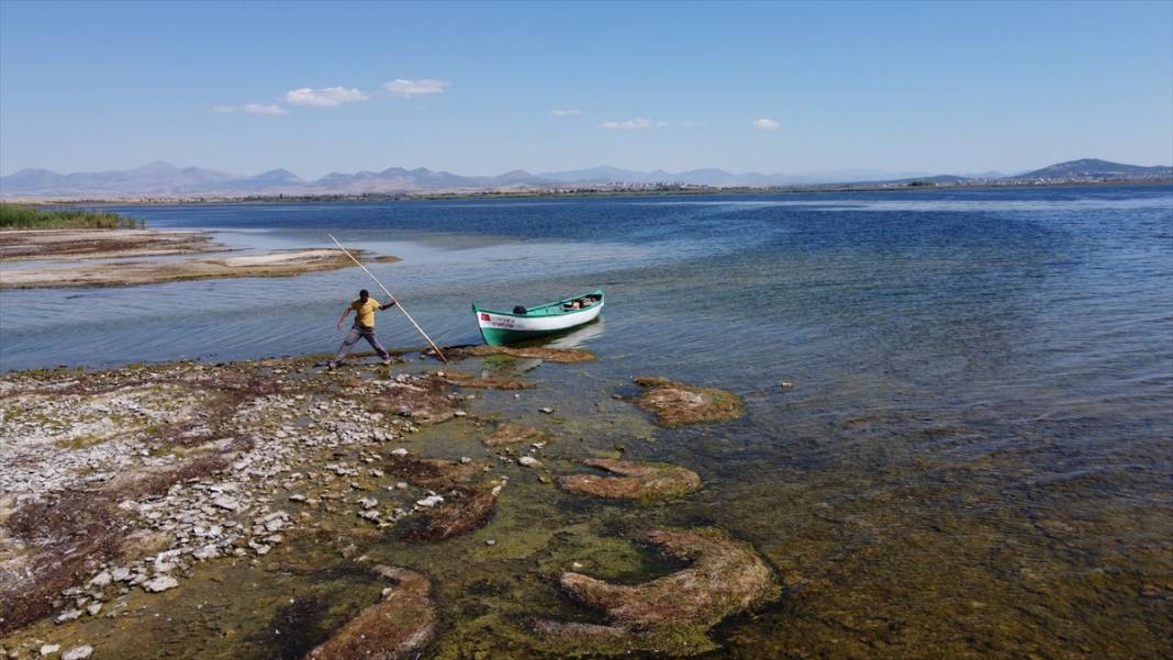 Beyşehir Gölü'nde su seviyesinin düşmesiyle adacıklar ortaya çıktı 1