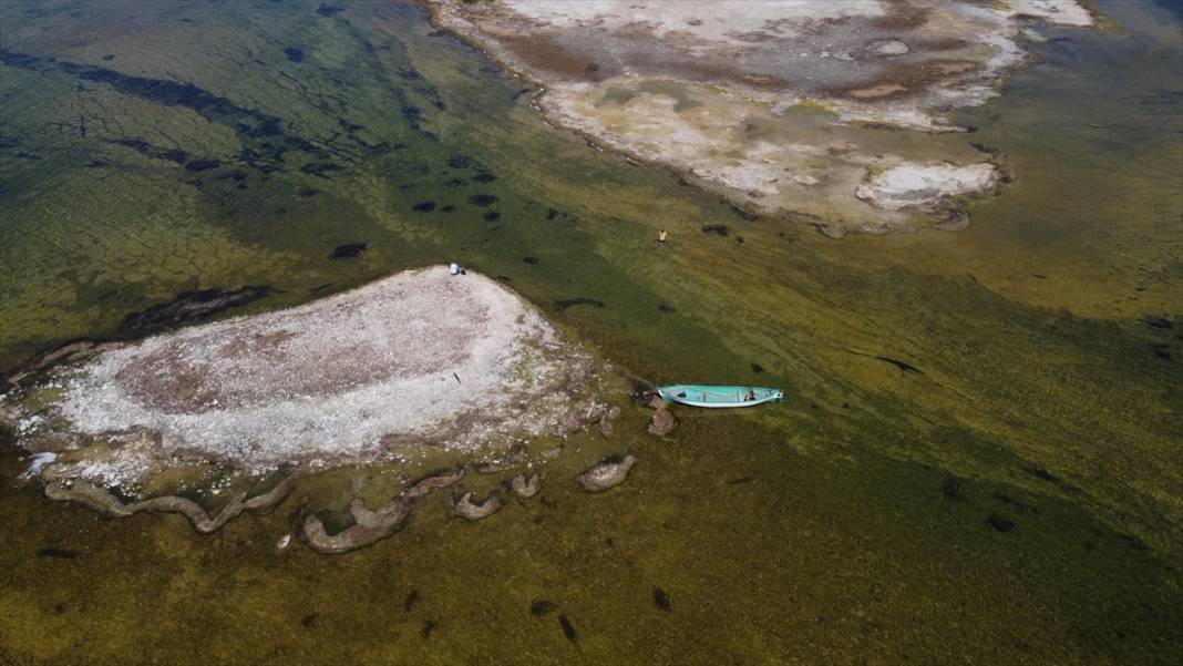 Beyşehir Gölü'nde su seviyesinin düşmesiyle adacıklar ortaya çıktı 15