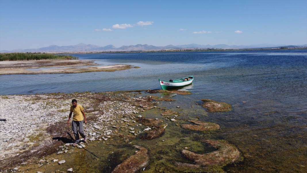 Beyşehir Gölü'nde su seviyesinin düşmesiyle adacıklar ortaya çıktı 20