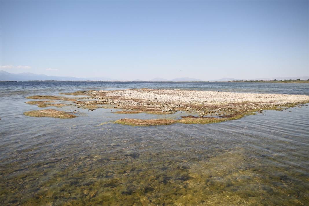 Beyşehir Gölü'nde su seviyesinin düşmesiyle adacıklar ortaya çıktı 7