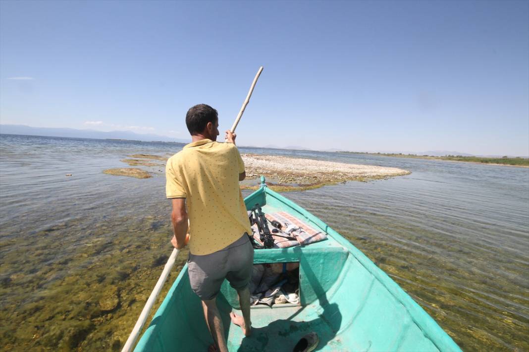 Beyşehir Gölü'nde su seviyesinin düşmesiyle adacıklar ortaya çıktı 8
