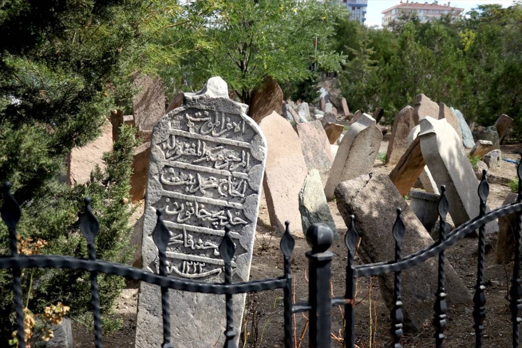 Konya'daki bu mezarlıklar tarihi arşiv gibi 10