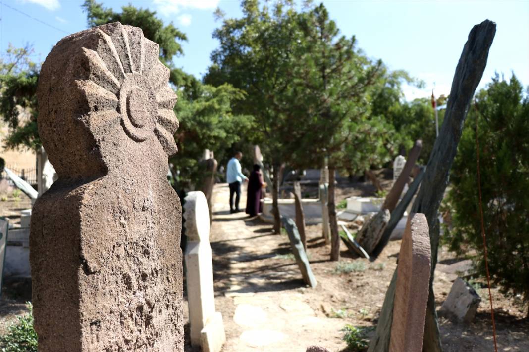 Konya'daki bu mezarlıklar tarihi arşiv gibi 11