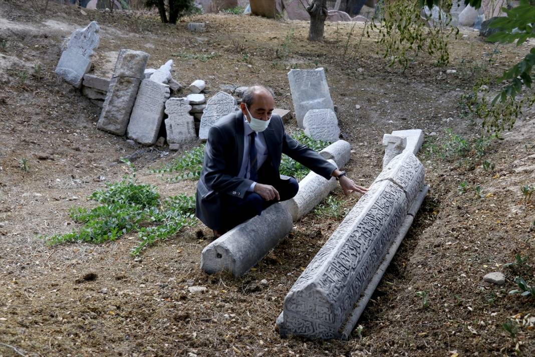 Konya'daki bu mezarlıklar tarihi arşiv gibi 13