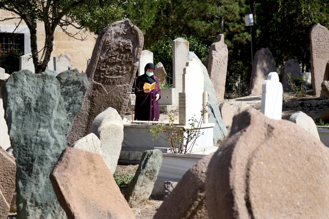 Konya'daki bu mezarlıklar tarihi arşiv gibi 17