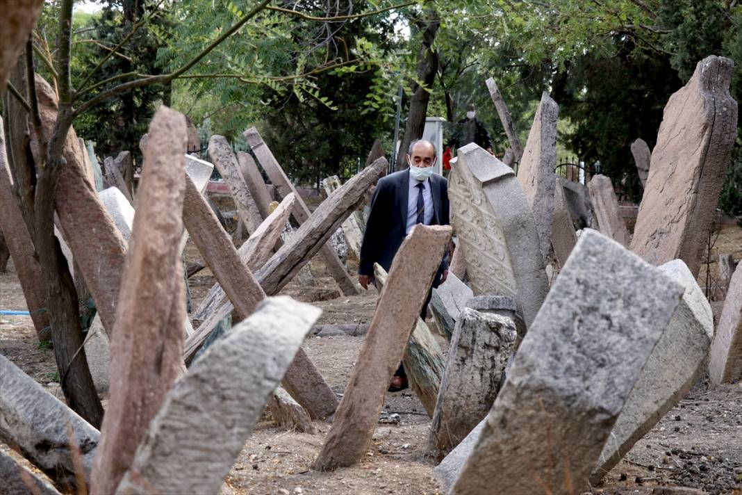 Konya'daki bu mezarlıklar tarihi arşiv gibi 4