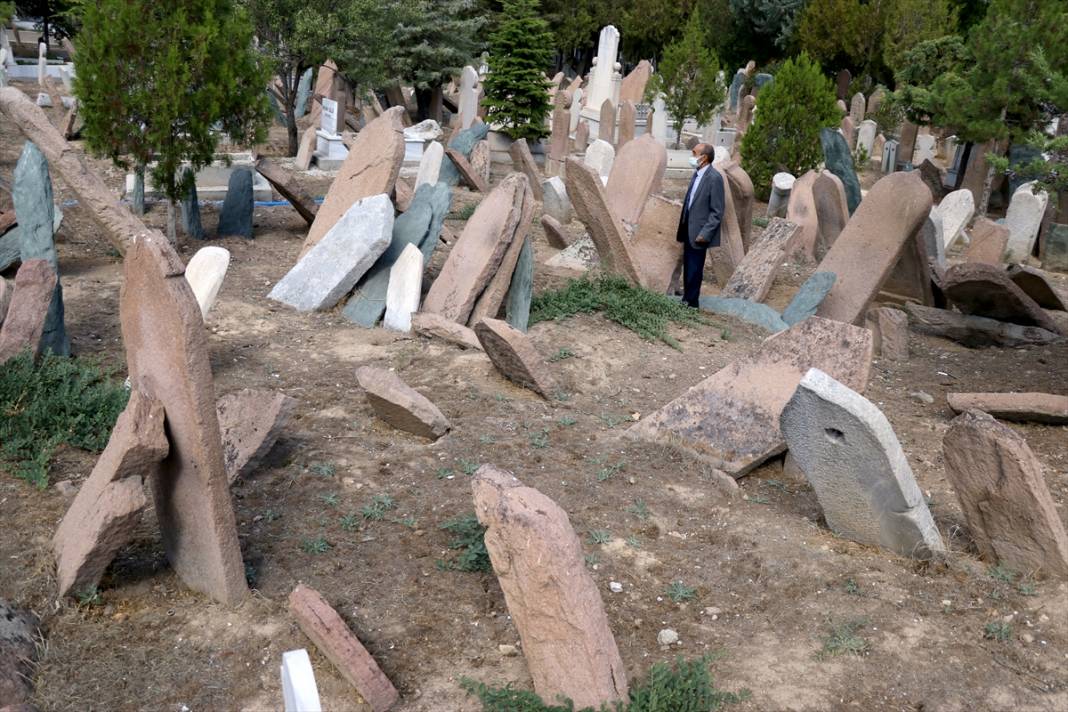 Konya'daki bu mezarlıklar tarihi arşiv gibi 7