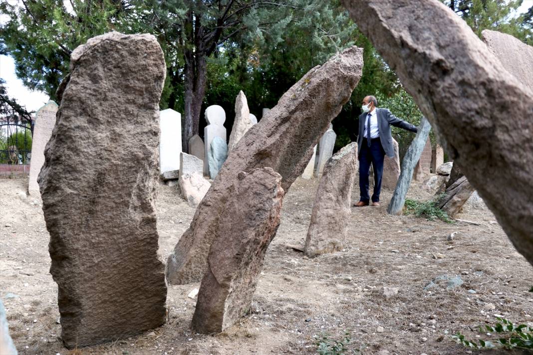 Konya'daki bu mezarlıklar tarihi arşiv gibi 8