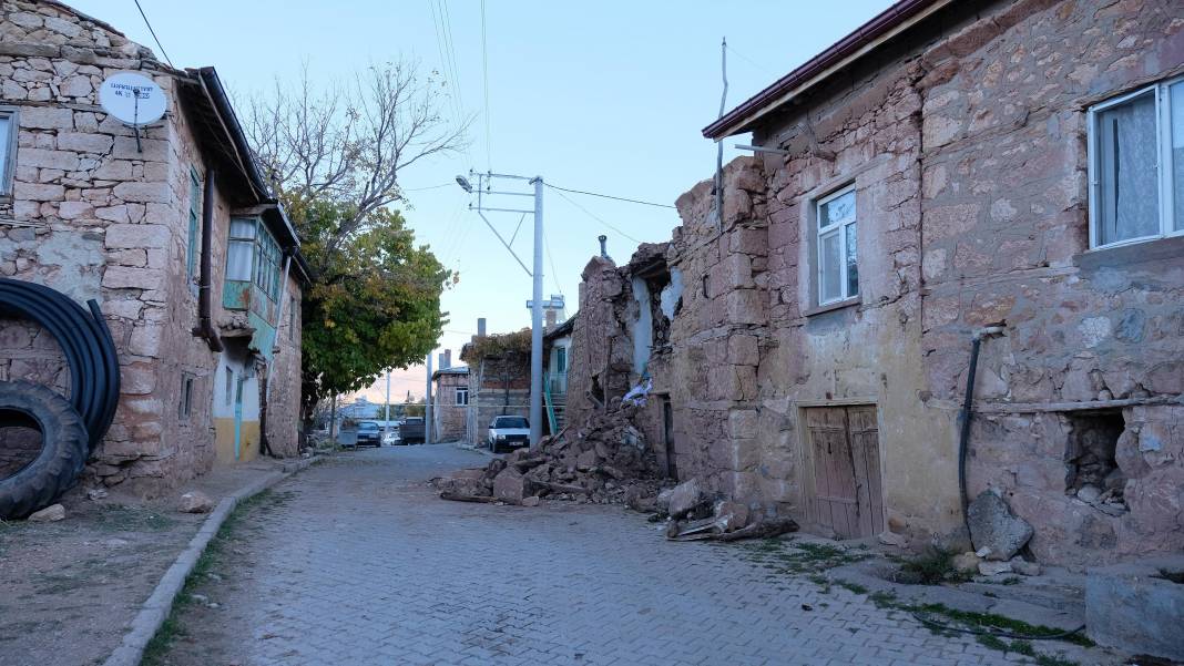 Konya'daki depremde 66 yapıda hasar oluştu 11