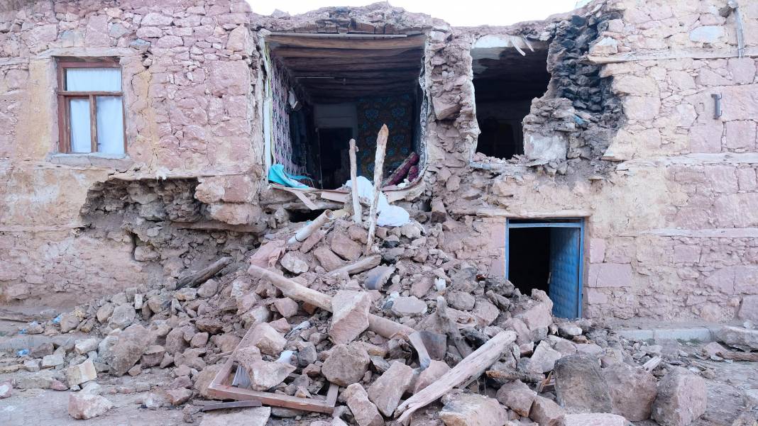 Konya'daki depremde 66 yapıda hasar oluştu 12