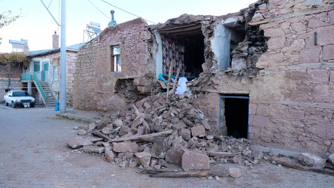 Konya'daki depremde 66 yapıda hasar oluştu 14