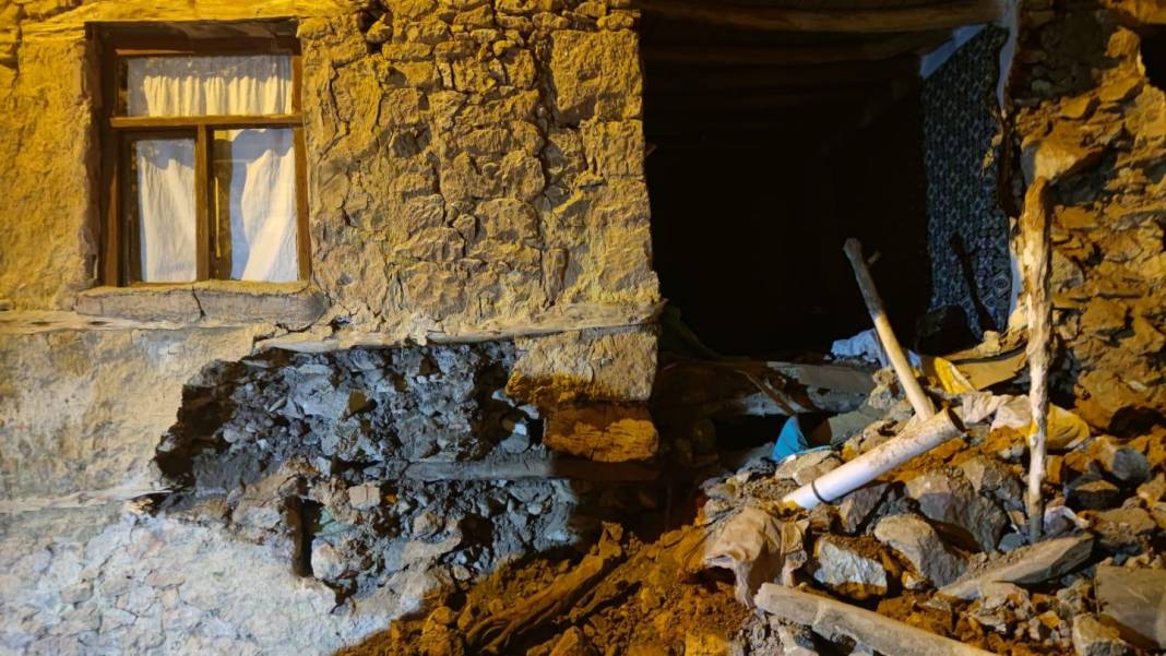 Konya'daki depremde 66 yapıda hasar oluştu 17