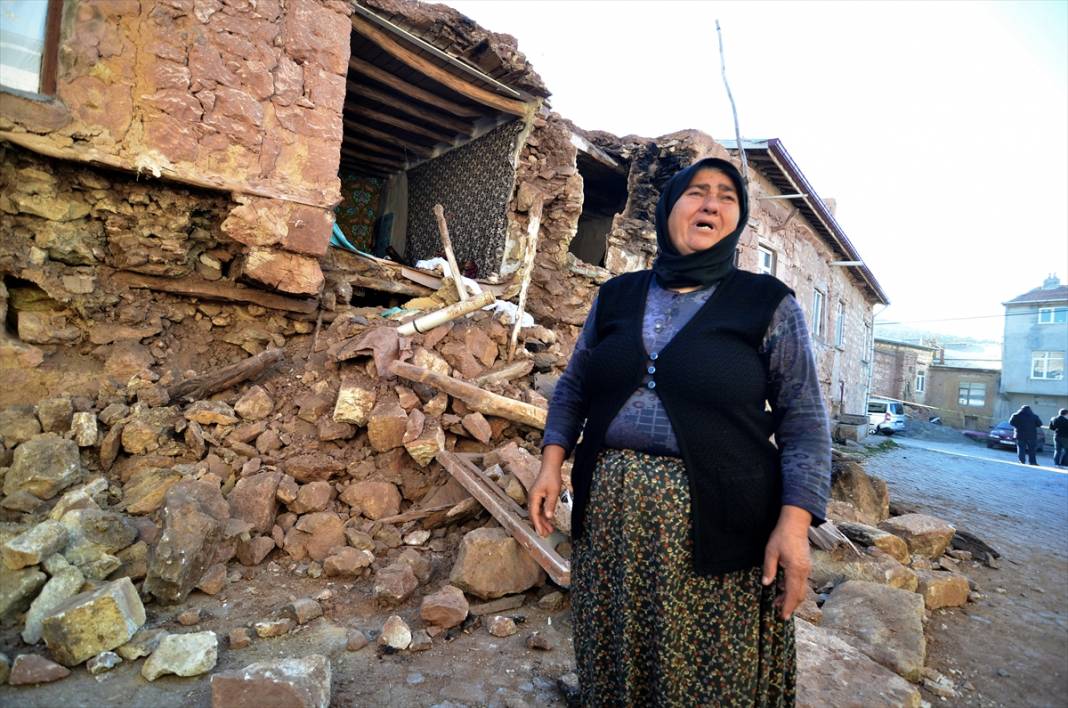 Konya'daki depremde 66 yapıda hasar oluştu 48