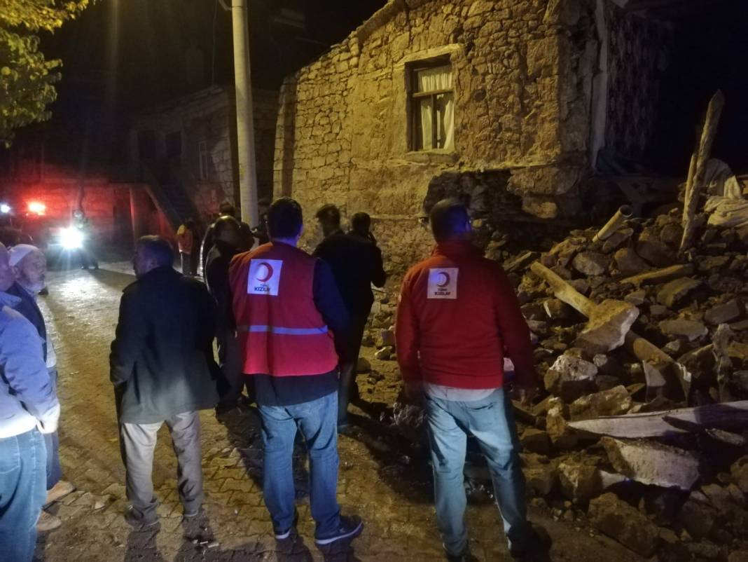 Konya'daki depremde 66 yapıda hasar oluştu 74