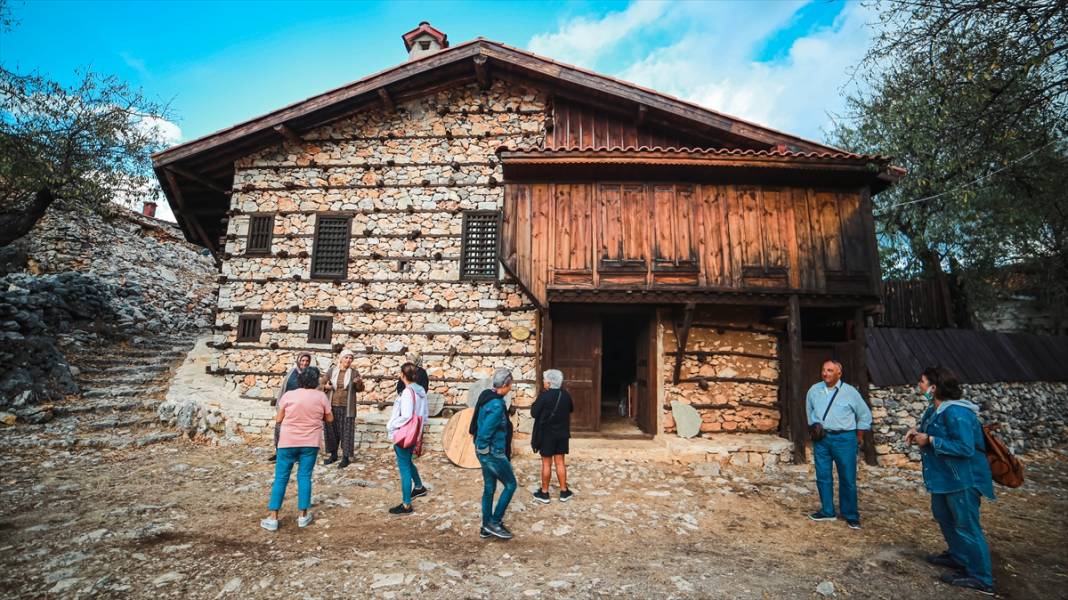 Akseki ilçesindeki tarihi evler turistlerin ilgisini çekiyor 3