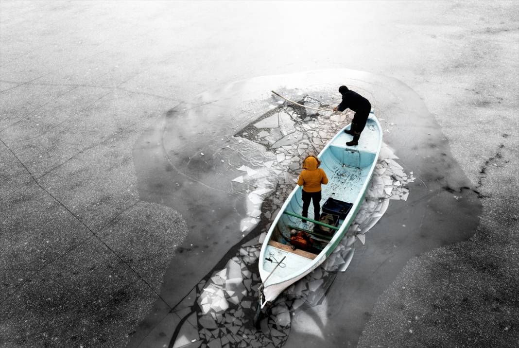 Beyşehir Gölü'nde tatlı su balıkçıları dondurucu soğukta buzları kırarak avlanıyor 1