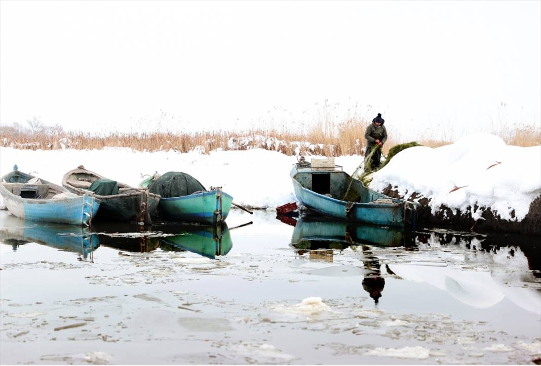 Beyşehir Gölü'nde tatlı su balıkçıları dondurucu soğukta buzları kırarak avlanıyor 10