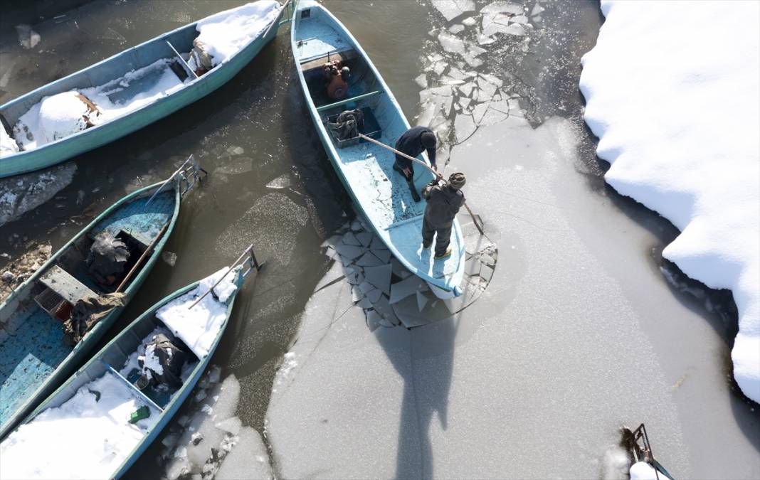 Beyşehir Gölü'nde tatlı su balıkçıları dondurucu soğukta buzları kırarak avlanıyor 11