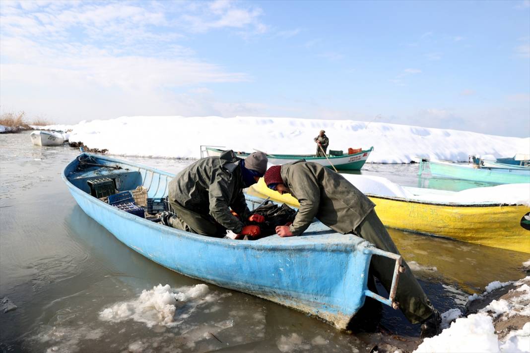 Beyşehir Gölü'nde tatlı su balıkçıları dondurucu soğukta buzları kırarak avlanıyor 12
