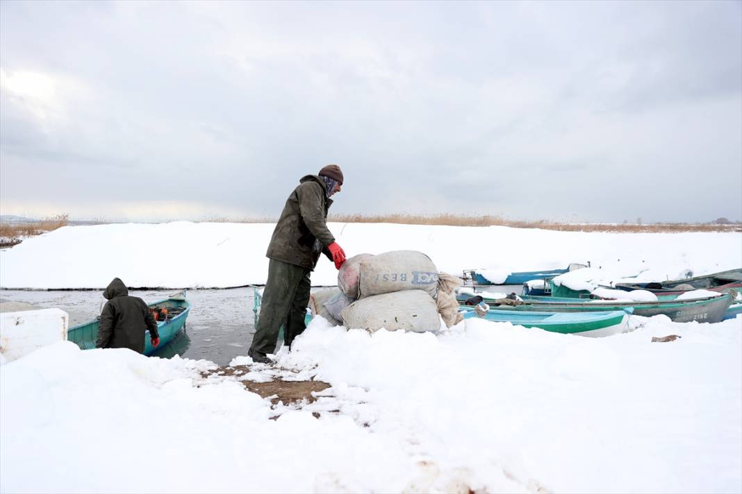 Beyşehir Gölü'nde tatlı su balıkçıları dondurucu soğukta buzları kırarak avlanıyor 13