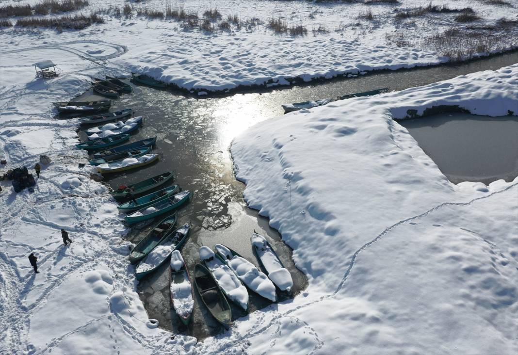 Beyşehir Gölü'nde tatlı su balıkçıları dondurucu soğukta buzları kırarak avlanıyor 14