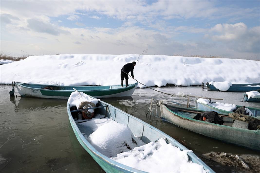 Beyşehir Gölü'nde tatlı su balıkçıları dondurucu soğukta buzları kırarak avlanıyor 15