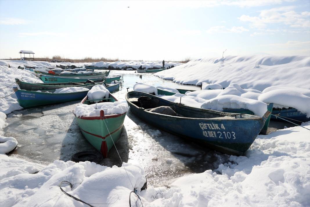 Beyşehir Gölü'nde tatlı su balıkçıları dondurucu soğukta buzları kırarak avlanıyor 17