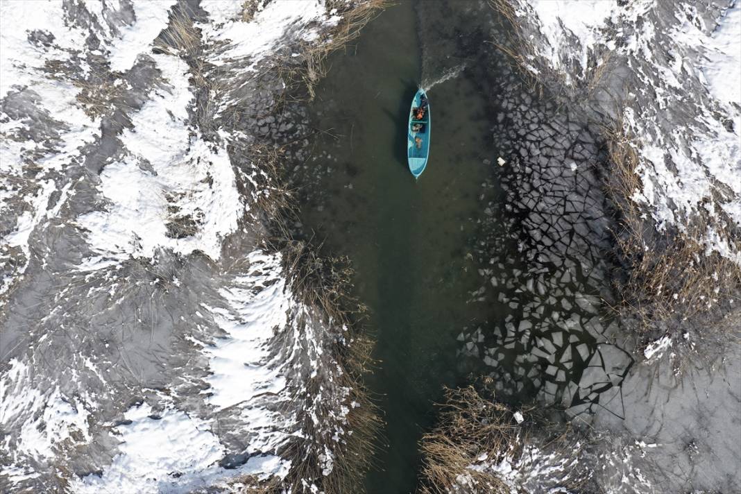 Beyşehir Gölü'nde tatlı su balıkçıları dondurucu soğukta buzları kırarak avlanıyor 18