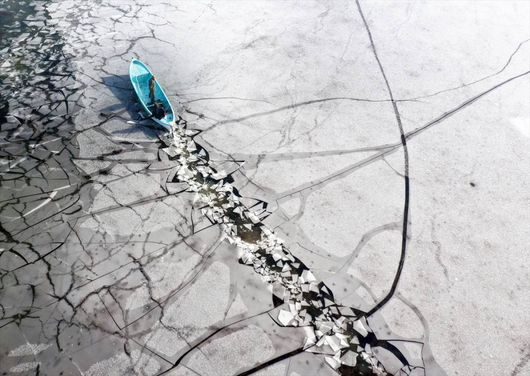 Beyşehir Gölü'nde tatlı su balıkçıları dondurucu soğukta buzları kırarak avlanıyor 2