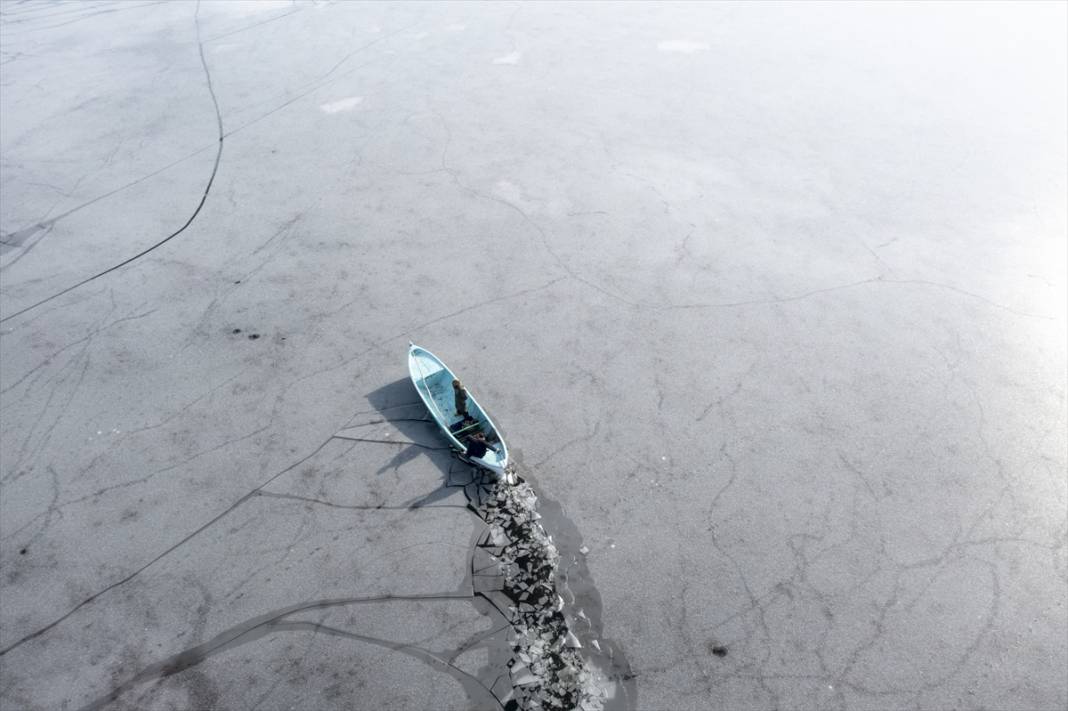 Beyşehir Gölü'nde tatlı su balıkçıları dondurucu soğukta buzları kırarak avlanıyor 24