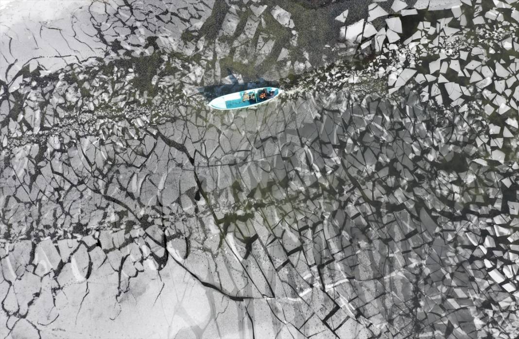 Beyşehir Gölü'nde tatlı su balıkçıları dondurucu soğukta buzları kırarak avlanıyor 25