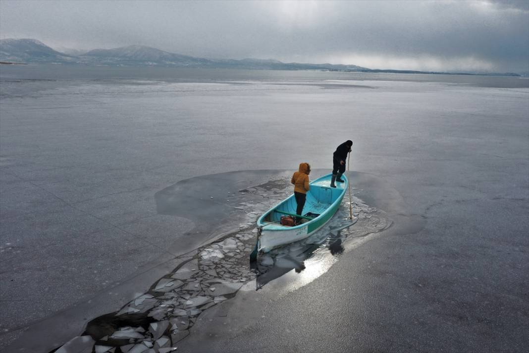 Beyşehir Gölü'nde tatlı su balıkçıları dondurucu soğukta buzları kırarak avlanıyor 26