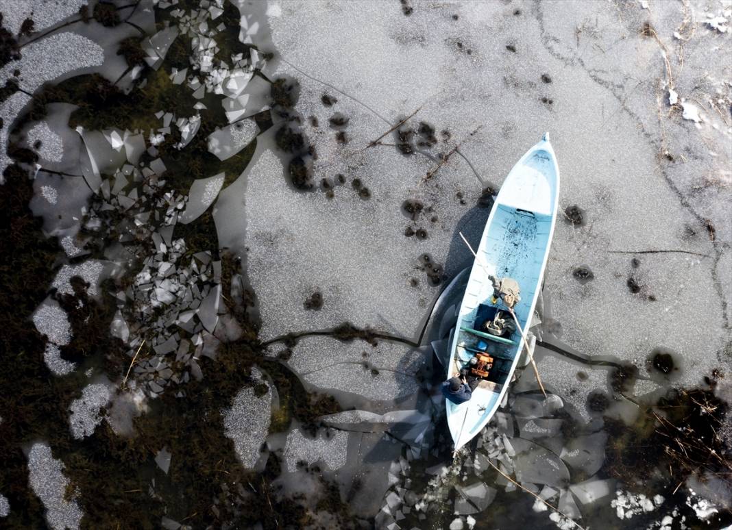 Beyşehir Gölü'nde tatlı su balıkçıları dondurucu soğukta buzları kırarak avlanıyor 3