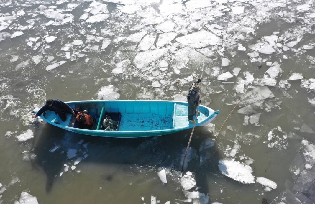 Beyşehir Gölü'nde tatlı su balıkçıları dondurucu soğukta buzları kırarak avlanıyor 4