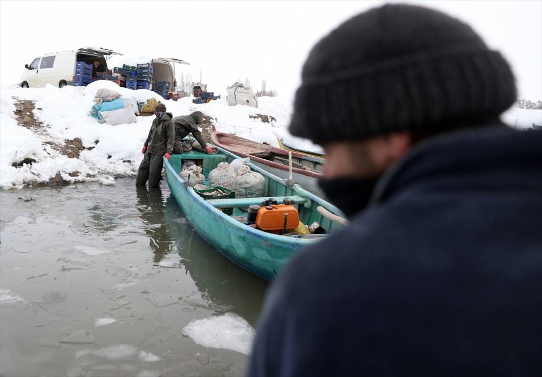 Beyşehir Gölü'nde tatlı su balıkçıları dondurucu soğukta buzları kırarak avlanıyor 7