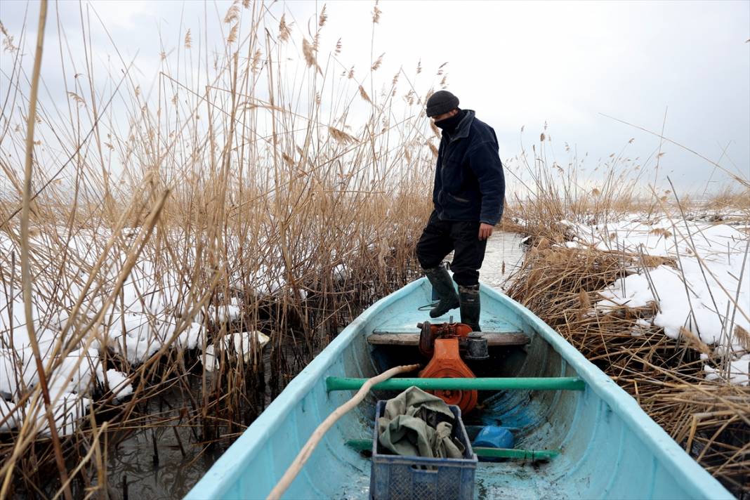 Beyşehir Gölü'nde tatlı su balıkçıları dondurucu soğukta buzları kırarak avlanıyor 8