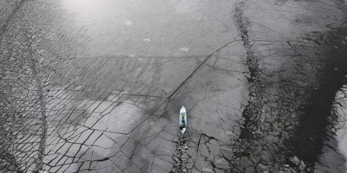 Beyşehir Gölü'nde tatlı su balıkçıları dondurucu soğukta buzları kırarak avlanıyor