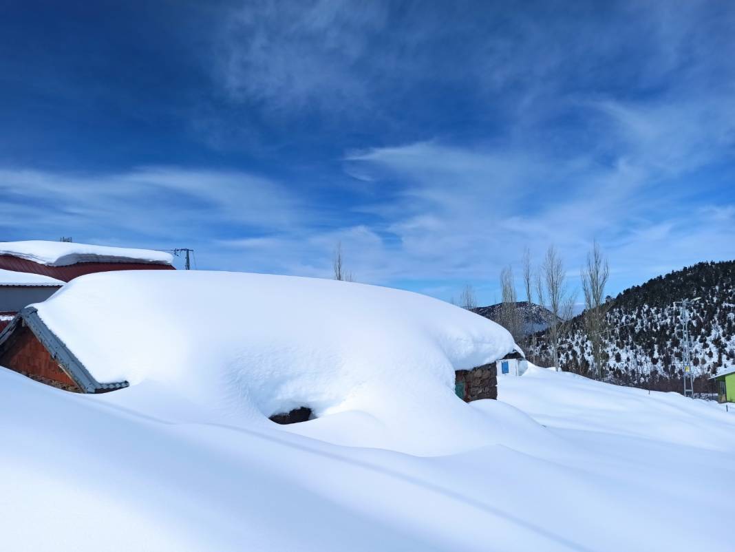 Yaylalarda ev boyu kar! Konyalı doğaseverler fotoğrafladı 1