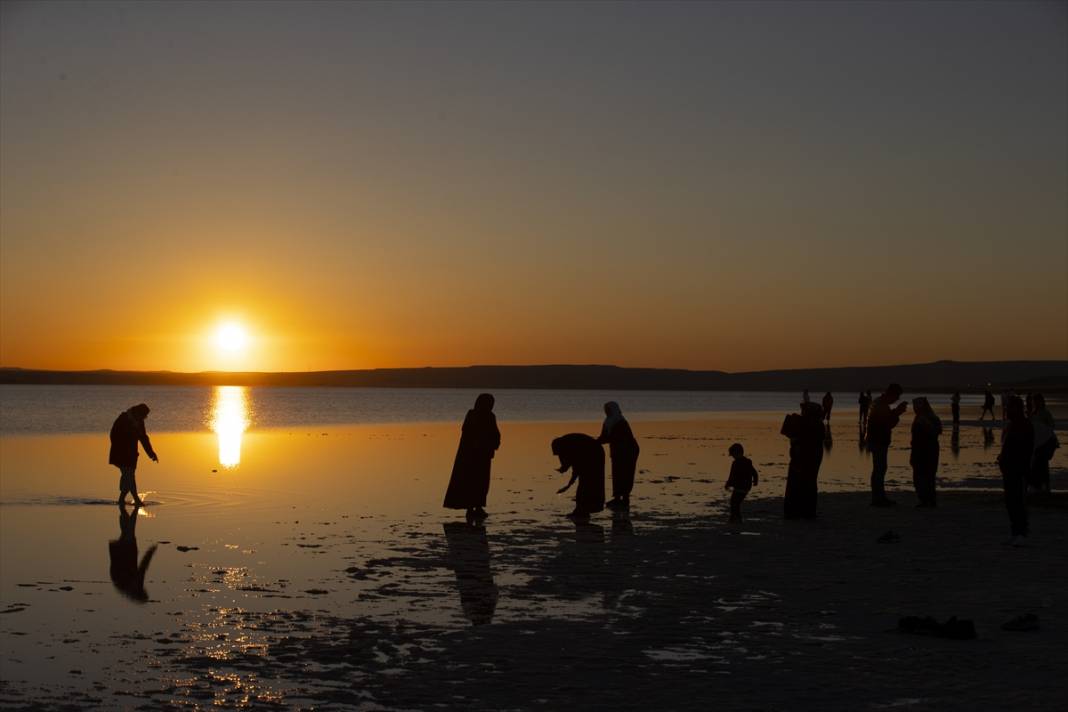 Tuz Gölü’nde gün batımının eşsiz güzelliği objektiflere yansıdı 11