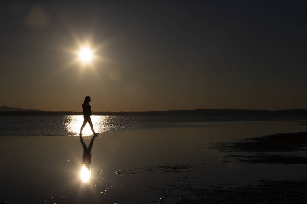 Tuz Gölü’nde gün batımının eşsiz güzelliği objektiflere yansıdı 13