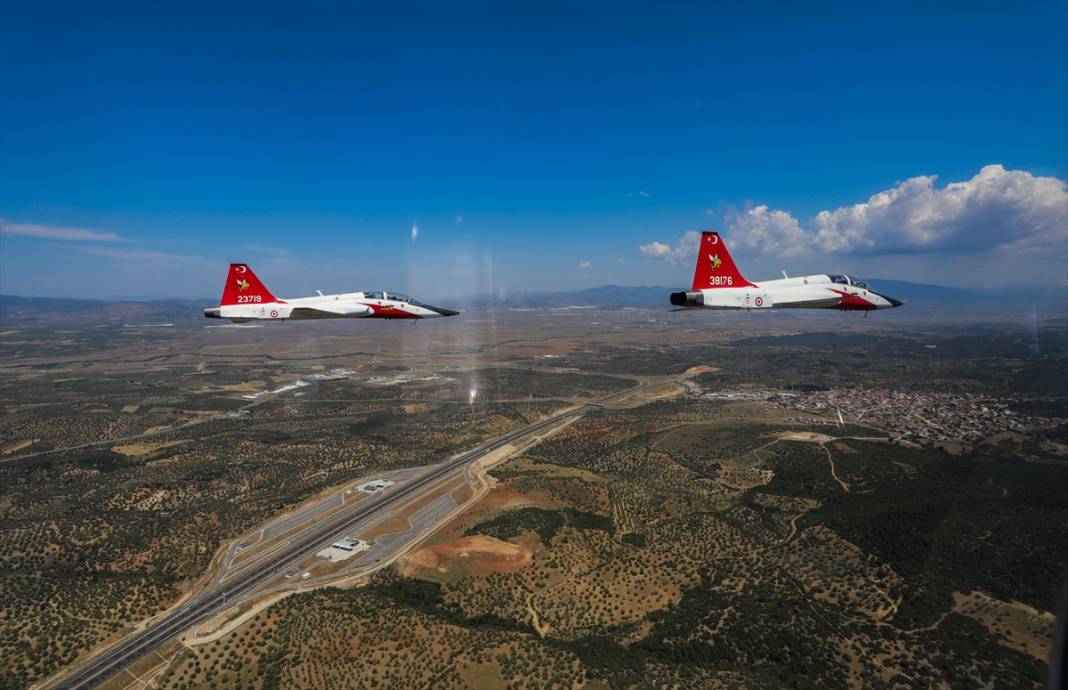 Türk savaş pilotları, zorlu eğitimleri geçip brövelerini takıyor 10