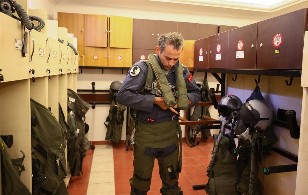 Türk savaş pilotları, zorlu eğitimleri geçip brövelerini takıyor 21