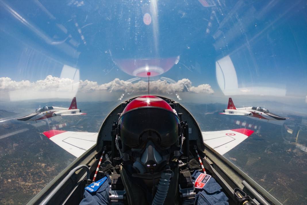 Türk savaş pilotları, zorlu eğitimleri geçip brövelerini takıyor 26