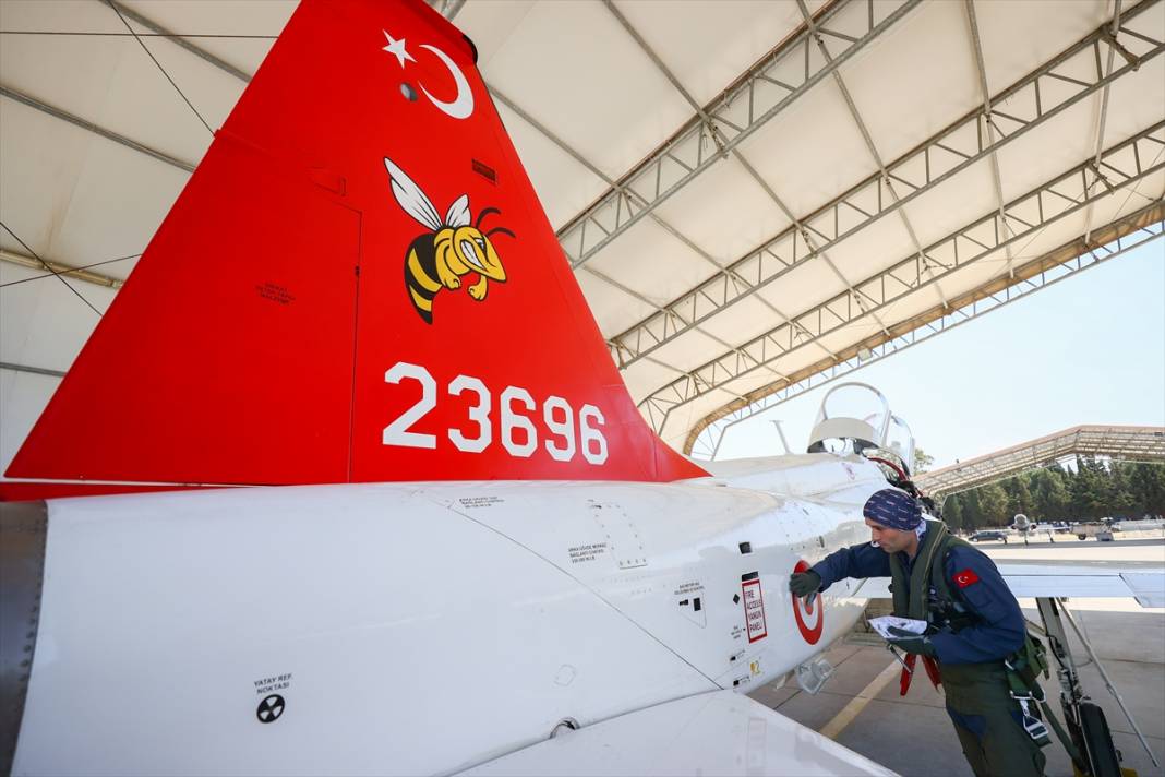 Türk savaş pilotları, zorlu eğitimleri geçip brövelerini takıyor 31