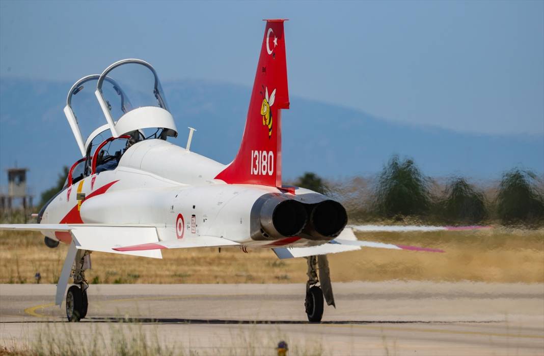 Türk savaş pilotları, zorlu eğitimleri geçip brövelerini takıyor 33