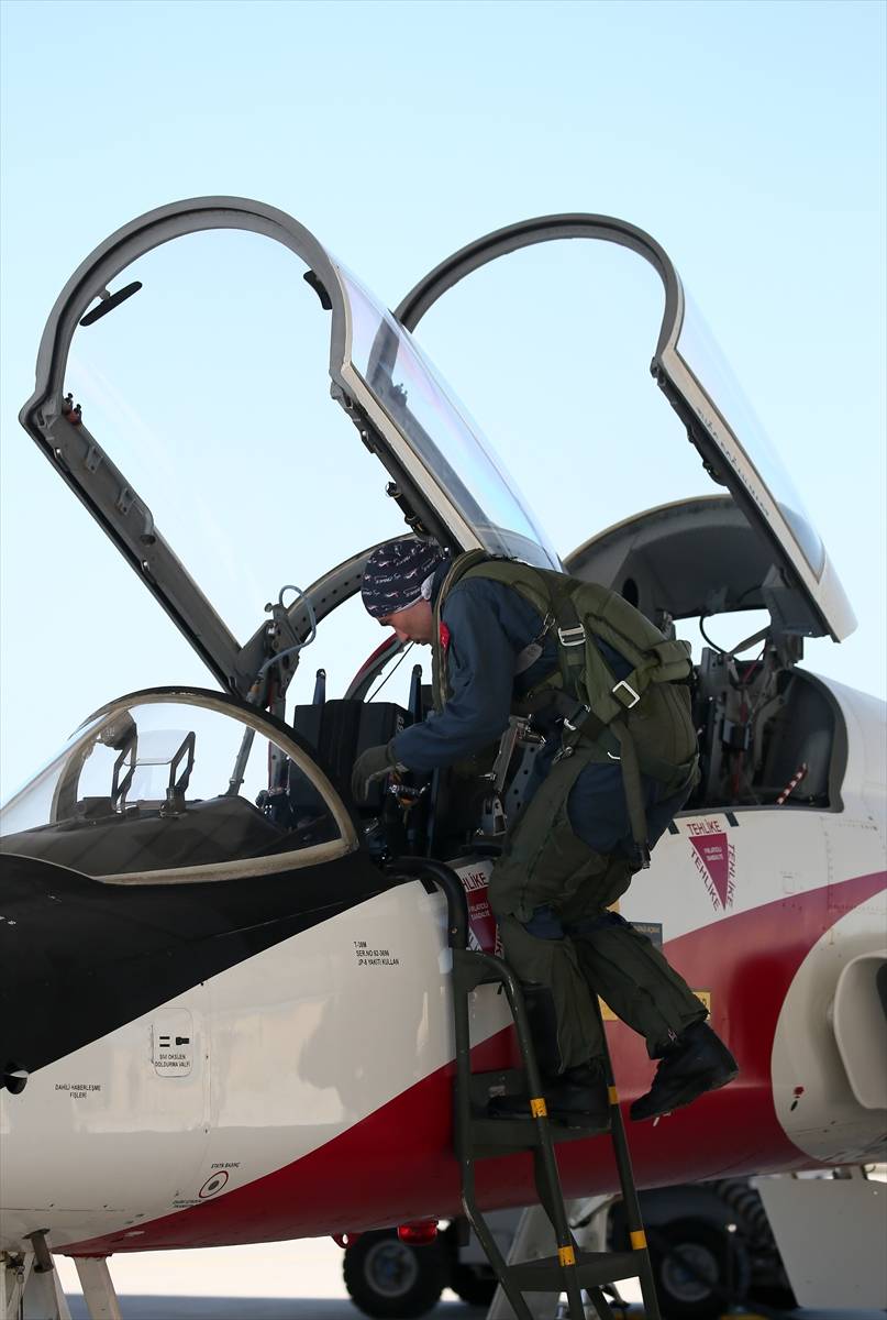 Türk savaş pilotları, zorlu eğitimleri geçip brövelerini takıyor 36