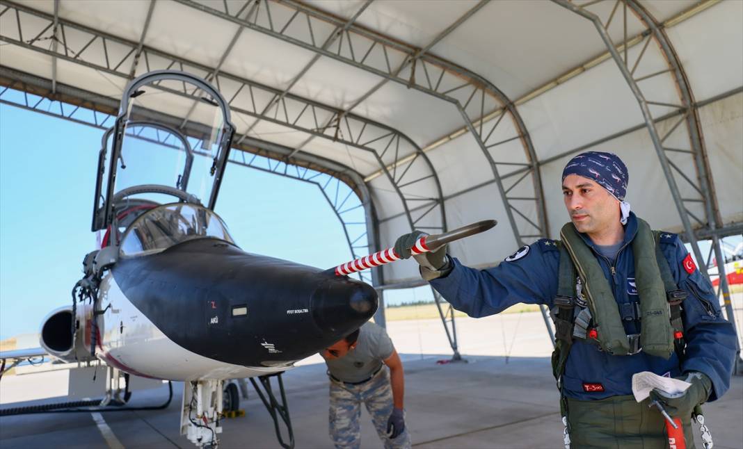 Türk savaş pilotları, zorlu eğitimleri geçip brövelerini takıyor 43