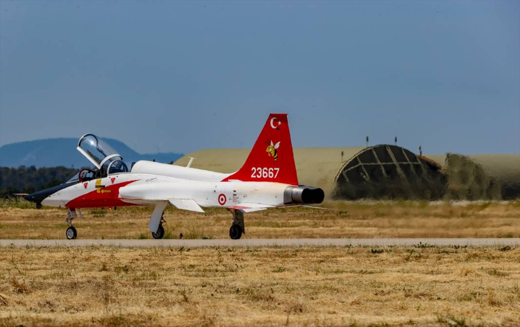 Türk savaş pilotları, zorlu eğitimleri geçip brövelerini takıyor 44